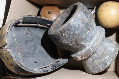 LOT d'objets en bois : bilboquet, mortier, barque… - Photo 1