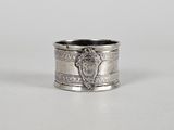 un gros plan d'une bague en argent ornée d'un lion