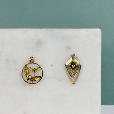 deux bijoux posés sur une surface en marbre