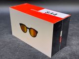 un gros plan d'une boîte sur laquelle est posée une paire de lunettes de soleil