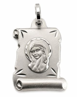 un pendentif en argent représentant une femme tenant un rouleau