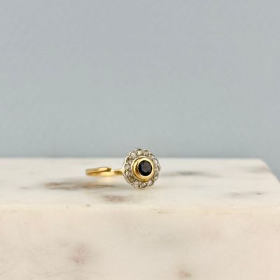 Gros plan sur une bague en or ornée d'un diamant noir