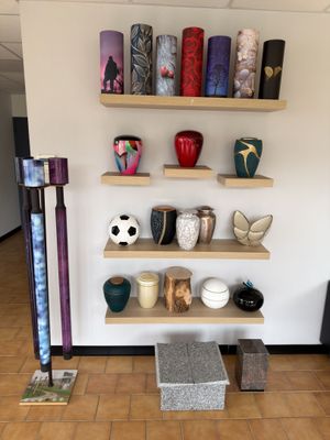 de nombreux vases différents sur les étagères de cette pièce