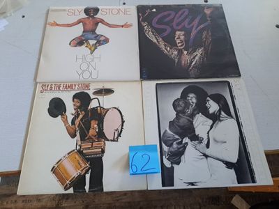 plusieurs disques sont empilés les uns sur les autres sur une table