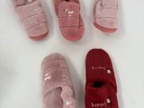 six paires de chaussons sont alignées sur une surface blanche