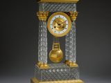 une horloge posée sur un support sur une table