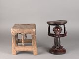 deux petits tabourets en bois et un petit tabouret en bois sur lequel est représenté un homme tenant un bol