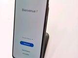 an image of a cell phone with the message bienvenue on the screen