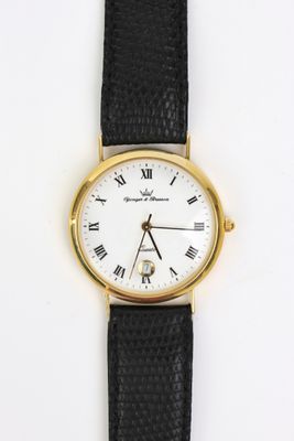 une image d'un gros plan d'une montre-bracelet avec des chiffres romains