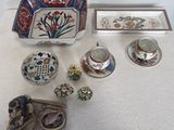 de nombreuses pièces de poterie différentes sur la table