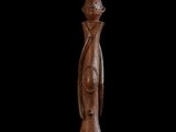 une image représentant une sculpture en bois d'un oiseau sur fond noir