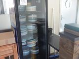 une photo d'un réfrigérateur sur lequel sont empilées des assiettes