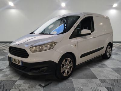 la camionnette blanche est garée sur un sol carrelé en damier