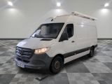 Le fourgon Mercedes-Benz Sprinter est garé dans une grande pièce