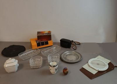 Mannette de bibelots comprenant: