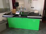 une photo d'un laboratoire avec un comptoir vert et un plan de travail noir