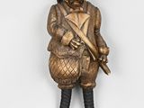 figurine en bronze représentant un homme portant un chapeau et une canne