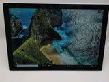 une image représentant une tablette posée sur une table