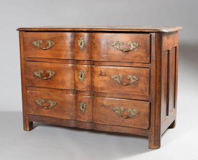 une commode en bois avec des ferrures en laiton sur les tiroirs