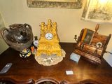 une petite table surmontée d'une horloge