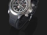 gros plan d'une montre sur une surface noire