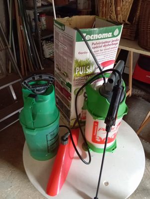 un vaporisateur vert et rouge posé sur une assiette blanche
