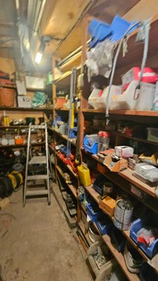 une pièce remplie de désordre et d'outils