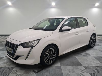 une voiture blanche garée dans une pièce au sol en damier