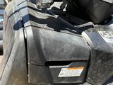 un gros plan d'une moto avec un guidon jaune