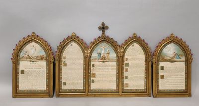 quatre plaques religieuses encadrées, surmontées d'une croix