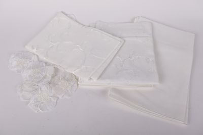 SCHLOSSBERG. SUISSE. Linge de table blanc à décor brodé de f…