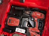 une boîte à outils rouge avec des outils sur le sol