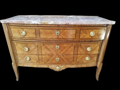 Jolie commode en bois de placage ouvrant par trois tiroirs.