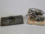 deux petits objets métalliques posés sur une table