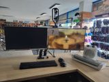 un bureau d'ordinateur équipé d'un écran et d'un clavier