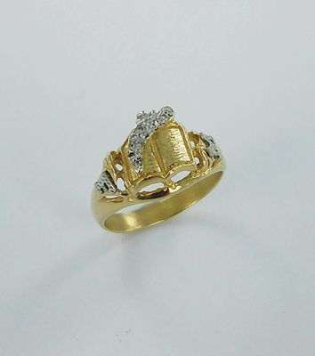 l'image d'une bague en or ornée de diamants