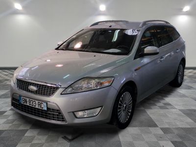 La voiture est garée dans le showroom, sur le sol à damier.