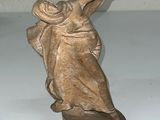une statue de femme avec un chapeau sur la tête