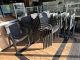 beaucoup de chaises alignées en rang