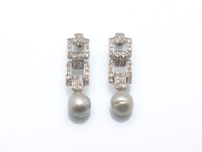 une paire de boucles d'oreilles en perles et diamants