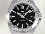 une photo d'une montre-bracelet au cadran noir