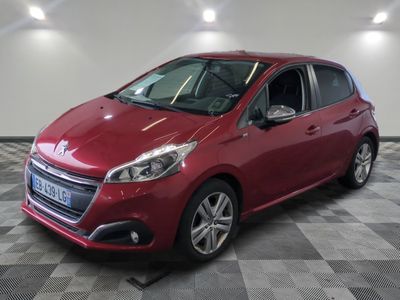 la voiture rouge est garée dans le garage sur un sol en damier