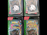 L'emballage contient trois paquets de cartes à collectionner Pokémon.