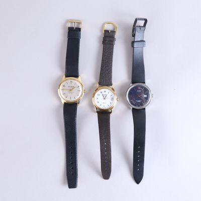 trois montres différentes sont alignées sur une surface blanche