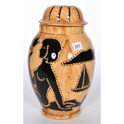 un vase noir et doré orné d'une peinture