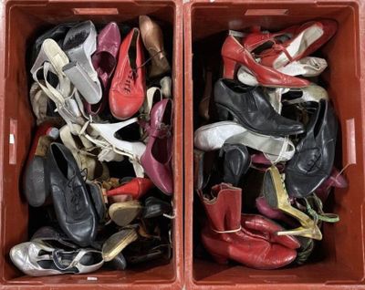 de nombreuses paires de chaussures rangées dans une boîte rouge