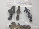 un sac contenant divers objets posé sur une surface blanche