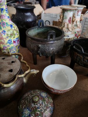 de nombreux vases et bols de toutes sortes sur la table