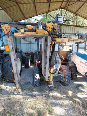 un tracteur et un bateau dans un hangar couvert