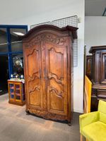 Armoire en bois mouluré et sculpté corniche chapeau de genda… (photo 3)